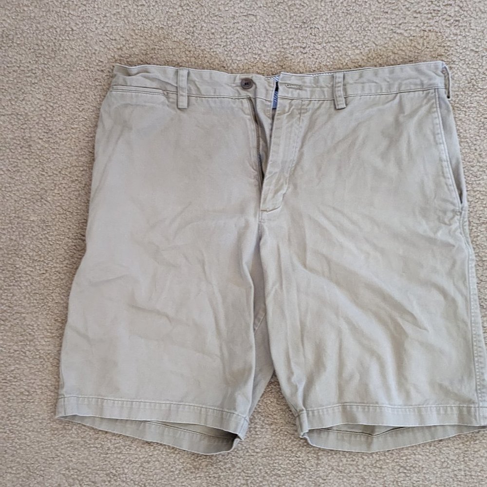 BANANA REPUBLIC CHINOS SHORTS / Size 38 X 34